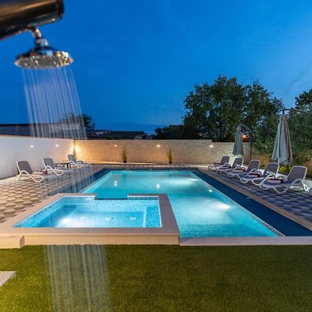 Apartman Strmota S Bazenom Sveti Filip i Jakov Exterior foto