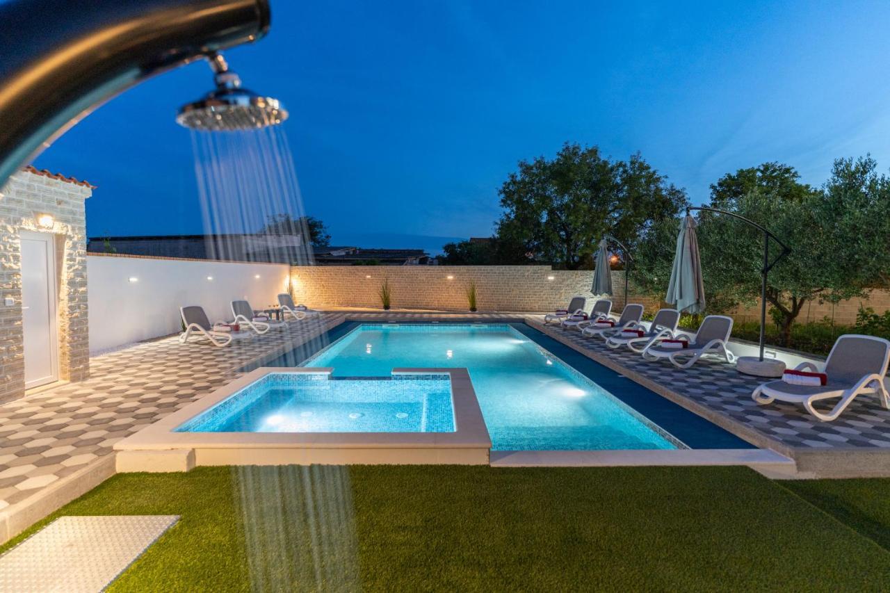 Apartman Strmota S Bazenom Sveti Filip i Jakov Exterior foto
