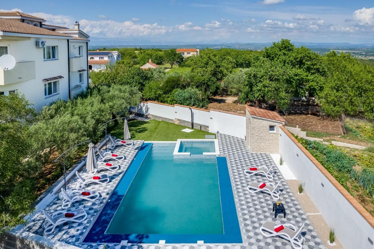 Apartman Strmota S Bazenom Sveti Filip i Jakov Exterior foto