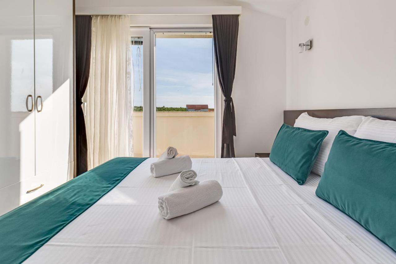 Apartman Strmota S Bazenom Sveti Filip i Jakov Exterior foto