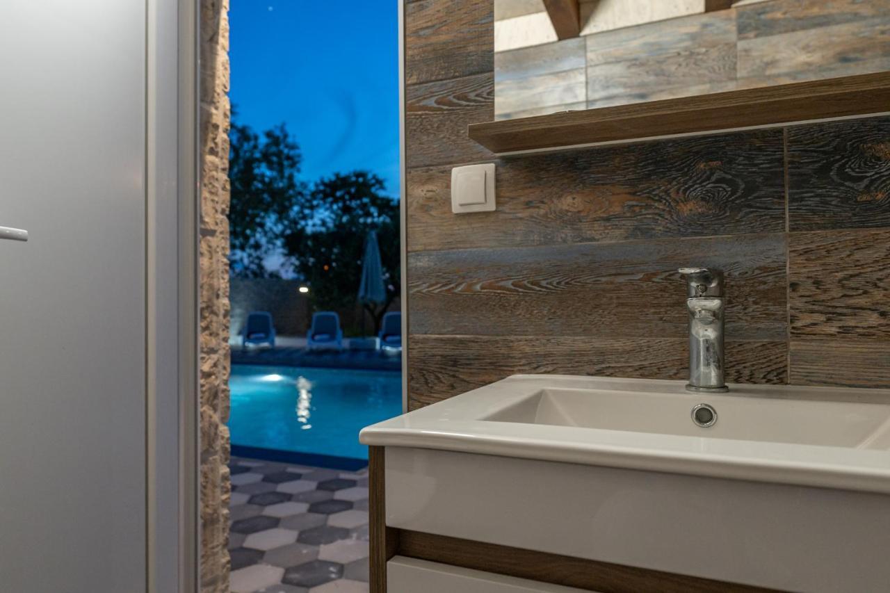 Apartman Strmota S Bazenom Sveti Filip i Jakov Exterior foto